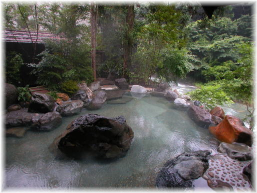 湯元 四萬館は源泉100％り掛け流しの無料貸切露天風呂で温泉三昧ができるお宿です
