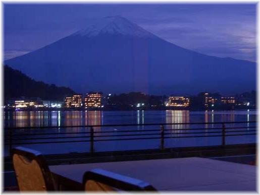 【富ノ湖ホテル】は目の前に富士山があり河口湖に映る逆さ富士を眺められる温泉お宿です